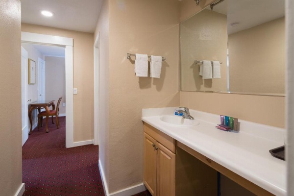 Butterfly Grove Inn image 18